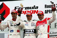 1位デュバル（中央）、2位ビルドハイム（左）、3位トレルイエ（右）、荒れたレースに外国人ドライバーが上位を独占した。