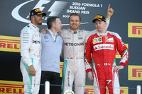 F1第4戦ロシアGPを制したメルセデスのニコ・ロズベルグ（右から2番目）、2位に入ったメルセデスのルイス・ハミルトン（一番左）、3位でフィニッシュしたフェラーリのキミ・ライコネン（一番右）。（Photo=Mercedes）