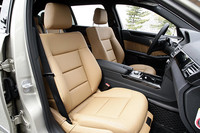 「E350 4MATICス テーションワゴン アバンギャルド」には、前席シートヒーター付きの本革シートが標準装備される。内装色は、写真のナチュラルベージュのほか、ブラック、グレー、ブラウンなど全5色から選べる。