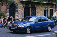 メルセデス、1年保証つきの中古車フェアの画像