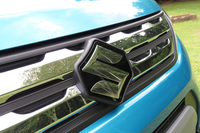 フロントグリルのスズキのエンブレム。「レーダーブレーキサポートII」のミリ波レーダーユニットが内蔵されている。