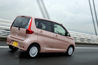 燃費性能はターボ車や4WD車ではライバルに一歩譲るものの、最量販の自然吸気仕様のFF車では、クラストップの29.2km/リッター（JC08モード）を達成している。
    