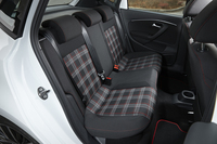 座面と背もたれのチェック柄は、一見すると従来モデルと同じように見えるが、デザインが変更されている。
    