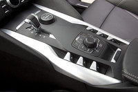 「ハイブリッド4」のシフトレバーまわり。ダイヤル操作によって4つの走行モードを選べる。