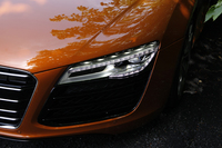 外観では、前後ランプやグリル、リアの「R8」エンブレムなどのデザインが変更されている。
    