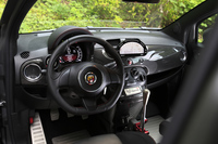 「695ビポスト」のインストゥルメントパネルまわり。フルスペック仕様にはAIM製の「データロガーMXL2」が搭載される。