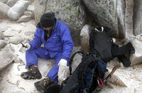 この季節、たとえ登る前に晴れていても、悪天候向けの装備はマスト。アイゼンのおかげで、足元に極度の不安を覚えることはなかった。