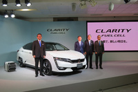 「クラリティ フューエルセル」と本田技研工業の八郷隆弘社長（手前）。奥の3人は、左から同社の峯川 尚専務、三部敏宏執行役員、クラリティ フューエルセルの開発責任者である、本田技術研究所の清水 潔氏。