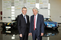 ルノーCOOのカルロス・タバレス氏（左）と、オートモーティブ・アルピーヌ・ケーターハムのCEOに就任予定のベルナール・オリビエ氏。