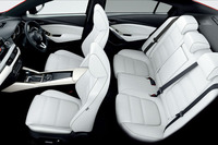 ピラーと天井をブラックにし、落ち着きのあるインテリア空間を表現した。（写真は「アテンザセダンXD Lパッケージ」）