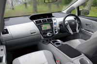 横への広がりを感じさせるべく、ダッシュボードのラインは左右水平に延びる。センタークラスターの一番下にあるダイヤルは、「ワンダイヤルエアコンディショナーコントロール」。「風量」「温度」「吹き出し口」をダイヤル操作ひとつで切り替えられるという新機軸で、確かに使いやすかった。アクア／グレーの2色から選べるインテリアカラーは、明るいアクアが圧倒的に好印象。