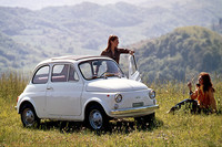 1957年生まれの“旧”「フィアット500」。戦前にヒットした「500」（通称：トポリーノ）の後継として「ヌォーヴァ（ニュー）・チンクエチェント」とも呼ばれる。イタリアンコンパクトの代名詞的存在だ。