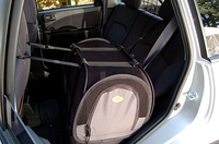 シートに固定できるペット用のキャリア（オプション）。
	 