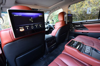 2列目シートのセンターアームレストには、空調やシートヒーターの操作パネルを装備。テスト車にはオプションの「リヤシートエンターテインメントシステム」が採用されていた。