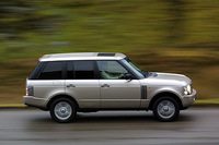 先代に較べ、235mm長く、65mm幅広く、55mm高くなったボディサイズ。ホイールベースはプラス140mm。