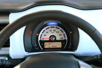 計器盤は、スピードメーターを主とする1眼タイプ。下部には、平均燃費や航続可能距離、タコメーターなどを表示するマルチインフォメーションディスプレイが配される。
    