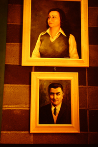 博物館内にあるフェルッチョ（写真下）と、妻アンニータの肖像画。