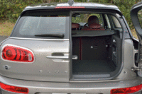 ラゲッジスペースの容量は、標準で360リッター。後席を倒すことで拡大できる。観音開きのドアは、スマートキー上のボタン操作のほか、バンパー下に足をかざすことでも開閉できる。（写真をクリックすると荷室のアレンジが見られます）