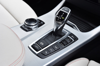 トランスミッションは8段AT。