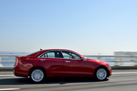 高速道路を行く。キャデラックいわく「横から見ればクーペの雰囲気」。