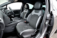 「DS LEDビジョンパッケージ」にはファブリック、アルカンターラ、レザーのコンビネーションシートが標準で備わる。