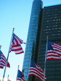 審査場を過ぎて間もなく車窓に広がるルネサンス・センター。星条旗が目にしみる。