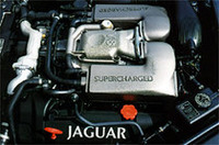 
	「XKR」と「XKR コンバーチブル」に搭載される、4.2リッターV8DOHC32バルブ・スーパーチャージャー付きエンジン。
	 