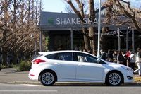 明治神宮外苑にオープンした「SHAKE SHACK（シェイクシャック）」の日本1号店と、われらがフォーカス号。