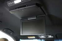 後席用のディスプレイは11型。9万7200円のオプションとして用意される。