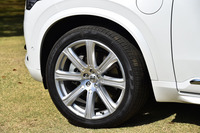 「XC90 T8」には、8スポークの21インチアルミホイールが与えられる。ブレーキディスクのサイズは、フロント：366mm、リア：340mm。
