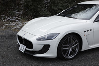 フロントのエアインテークやエアダムは、「MCストラダーレ」専用デザイン。標準モデルより大きなダウンフォースを発生する。