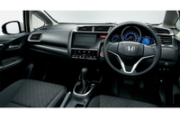 「フィット13G・Fパッケージ」（FF/CVT）の室内。インパネオプション装着車。