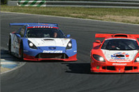 トップのARTA Garaiya（右）を、シグマDUNLOPセリカ（左）がオーヴァーテイク！