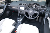 他のゴルフシリーズに準ずるインパネ。パドルシフトも採用された。