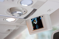 助手席側のドアミラーに組み込まれたサイドビューカメラからの映像。駐車時などにドライバーをサポートする。