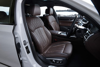 マッサージ機能付きのフロントシート。表皮にはナッパレザーを採用している。