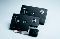 キーをポケットに入れたままでも、ドアのリクエストスイッチを押すだけでロック・アンロックが可能なインテリジェントキー。（写真＝日産自動車）