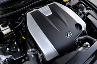 「IS350」が搭載する3.5リッターV6エンジンは318psと38.7kgmを発生する。テスト時には燃費値は未発表。