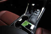 同じくセンターコンソールには、取り外し式のミラーも。男性ユーザーにも人気が高いとのこと。
    