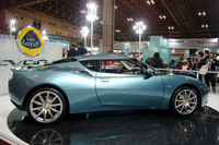 エヴォーラのサイドビュー。駆動方式はMRで、座席は2＋2だ。