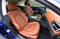 マセラティによれば、シート（写真）のデザインは、「ギブリ」のインテリアでとりわけこだわった部分とのこと。
    