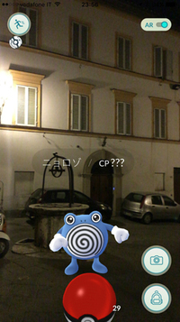 夜の0時近く、イタリアのシエナ旧市街を散策中に発見したモンスター「ニョロゾ」。