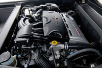 心臓は、トヨタの3.3リッターV6エンジン。リミッターを解除した走行テストでは、230km/h以上の最高速度を記録したそう。