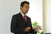 テュフ ラインランド ジャパンにおいて自動車アフターマーケット事業を担当する栗田隆司氏。日本における自動車のアフターサービスマーケットや、保険会社や認定工場の現状を説明し、工場の認証制度の重要性をアピールした。