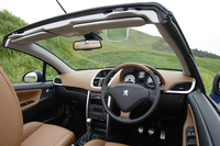 207CC GTの内装は、シートとドアトリム、ダッシュボードが革張りとなる“インテグラルレザー仕様”。