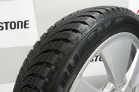 「ブリザックNVオロジック」は、「エコピアEP500オロジック」と同じ狭幅大径技術を取り入れた初のスタッドレスタイヤ。まずは日本と北欧で販売される。
    