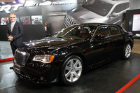 「300 SRT8」と、フィアット クライスラー ジャパンのポンタス・ヘグストロム社長。