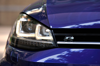 フロントグリルには「R」のエンブレムが装着される。