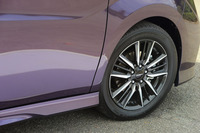 剣をモチーフにデザインされた、「ステップワゴン モデューロX」専用の17インチアルミホイール。