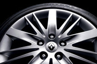 タイヤは、ブリヂストンPOTENZA RE050。サイズは225/45-18。